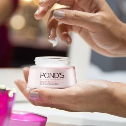 Pond's Bright Beauty Spot-Less Glow Day Cream, Sun Protection SPF